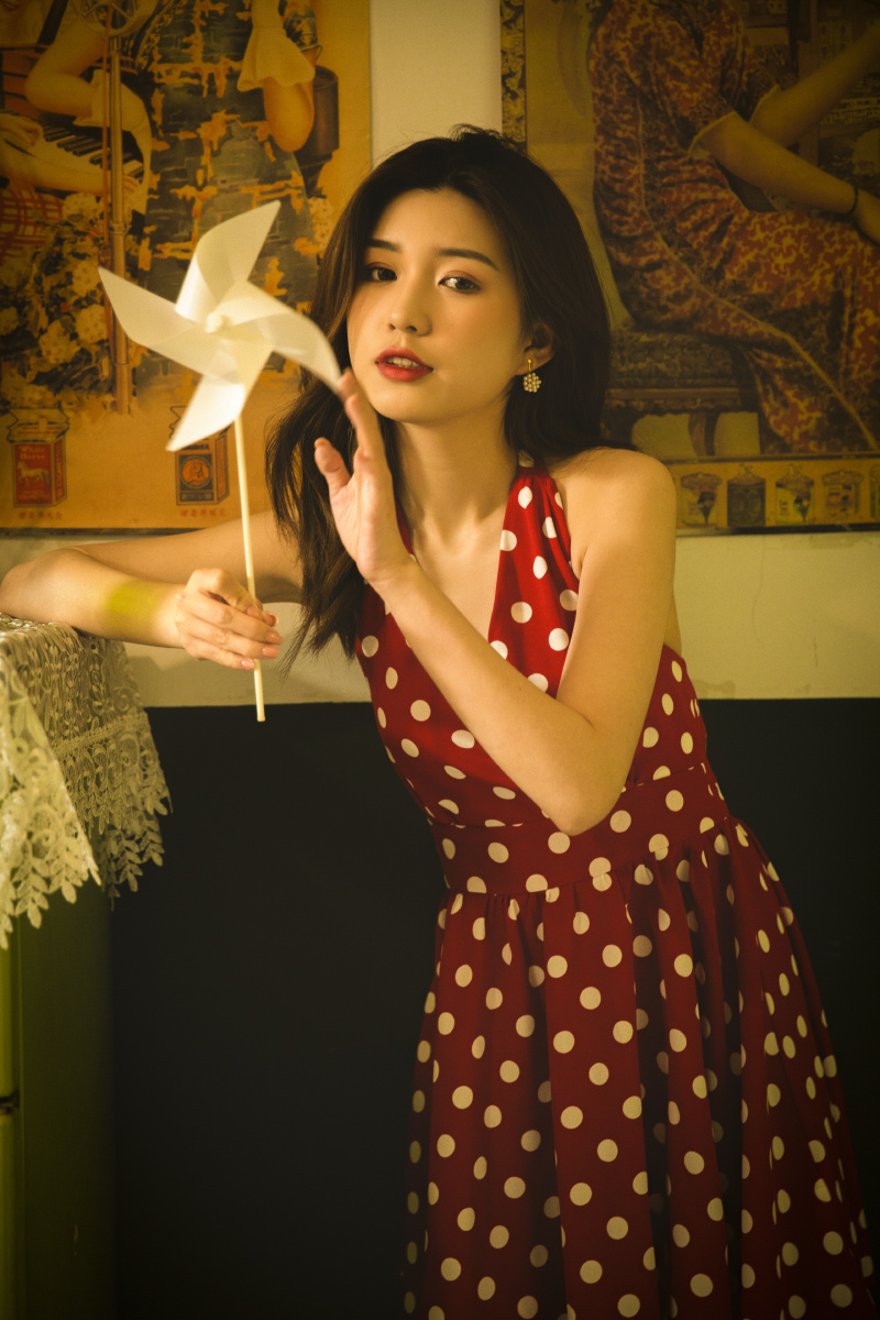 写真馆摄影师大量售卖女童照片！家长集体报警｜网友：细思极恐严惩！(图1)